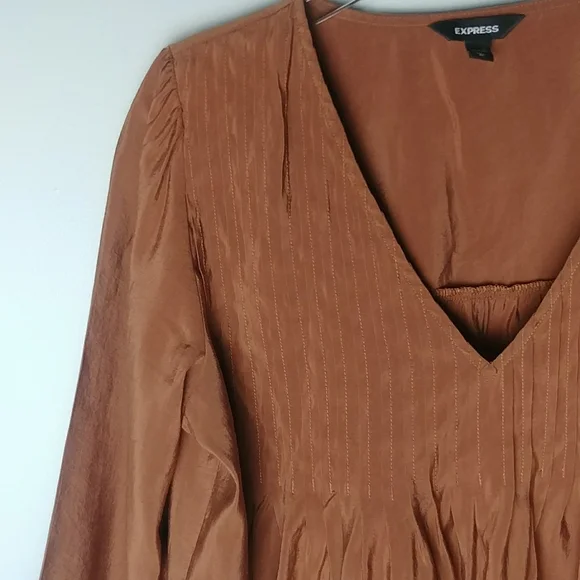 Express Pleated V-Neck Top - Picture 5 of 10